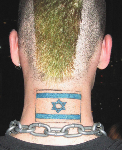 [Foto: Nacken eines jungen Manns mit tätowierter Israel-Flagge und grünem Irokesenschnitt]