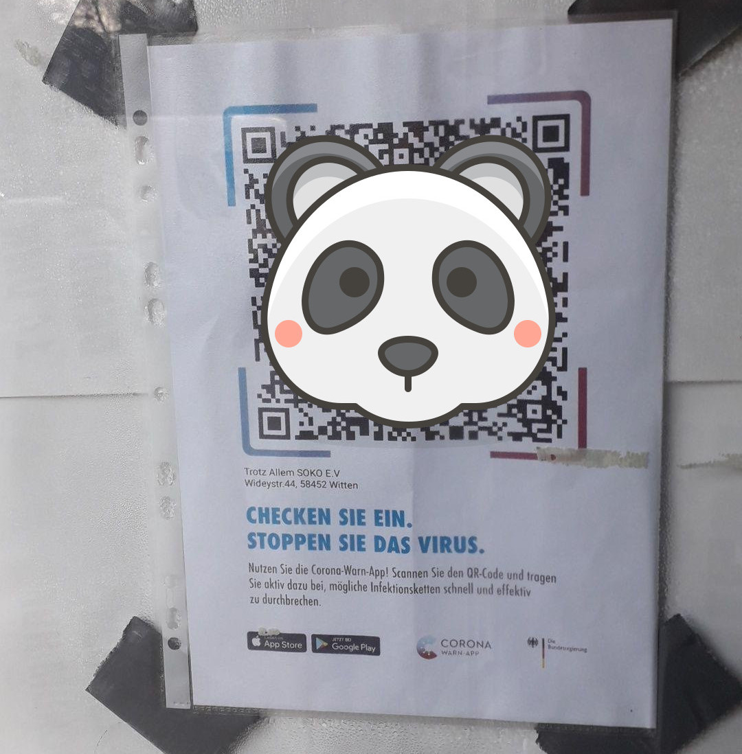 QR-Code für die Corona-Warn-App; damit der QR-Code nicht über das Foto ausgelesen werden kann, ist ein Panda-Emoji drauf kopiert